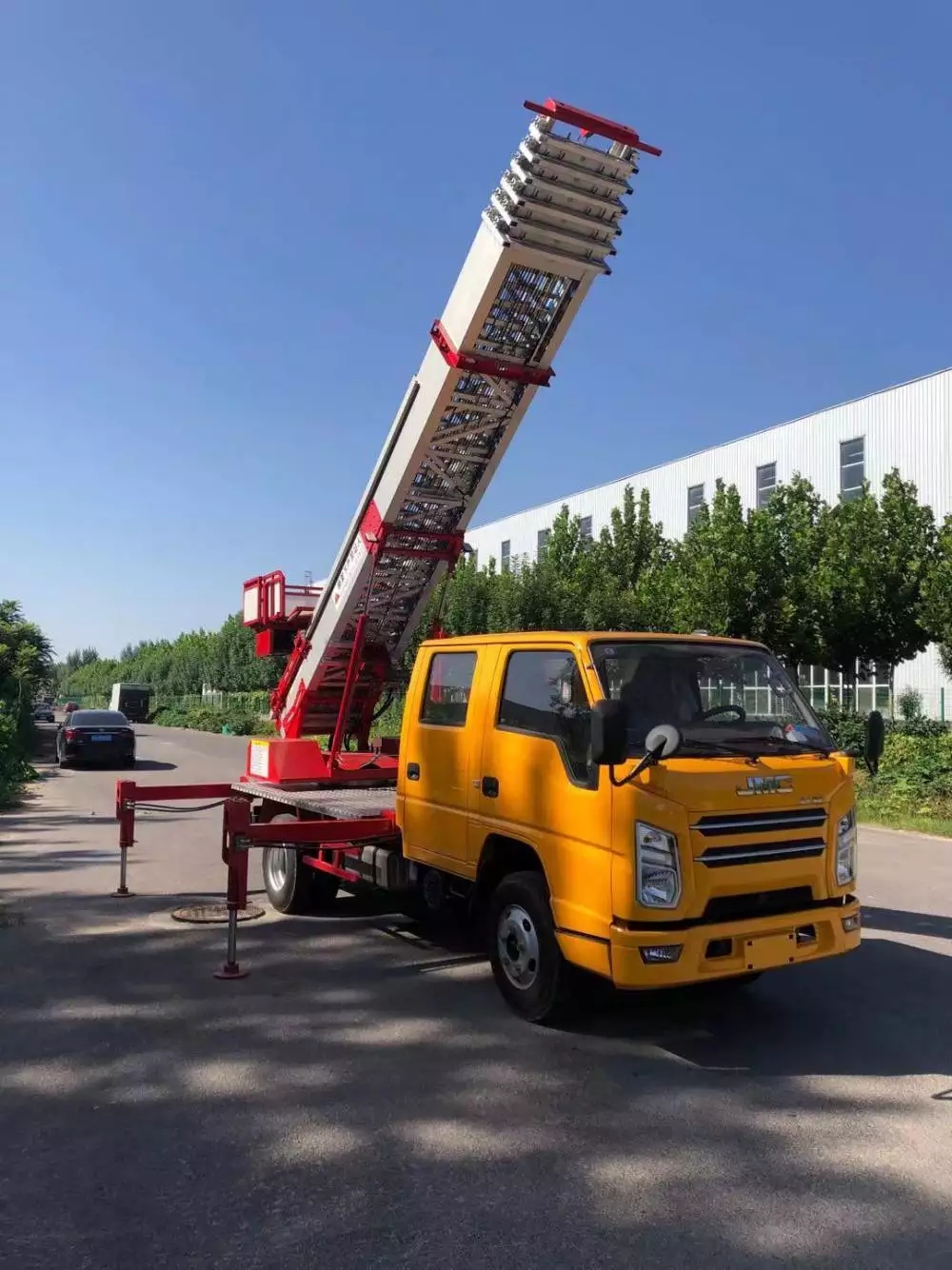 彭山附近的云梯车出租服务：轻松解决高空作业需求